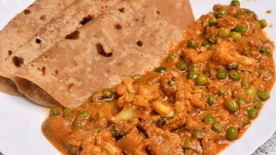 காலிஃப்ளவரும், பட்டாணியும் இருந்தா.. இந்த மாதிரி கிரேவி செய்யுங்க.. சப்பாத்தி வேற லெவல்-ல இருக்கும்..