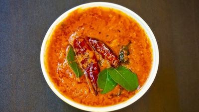 தக்காளி சட்னியை ஒருதடவை இந்த ஸ்டைலில் அரைச்சு பாருங்க... தோசை, சப்பாத்திக்கு அட்டகாசமா இருக்கும்...!