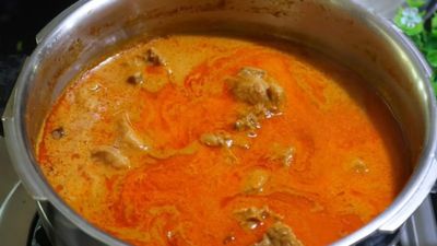 சிக்கன் எடுத்தா இப்படி குக்கர்-ல ஒருடைம் குழம்பு வையுங்க.. டேஸ்ட் வேற லெவல்-ல இருக்கும்..