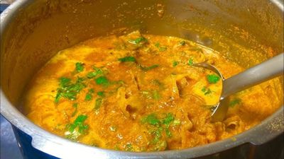 முட்டைக்கோஸை வழக்கமான பொரியல் செய்யாம இந்த மாதிரி கார குழம்பு செஞ்சு பாருங்க - சூப்பரா இருக்கும்