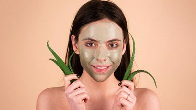 கொளுத்தும் கோடை வெயிலால் சருமம் சேதமடையக்கூடாதா? அப்ப இந்த ஃபேஸ் பேக்குகளை போடுங்க..