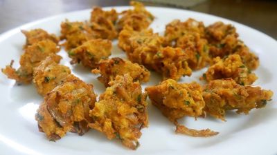 மொறுமொறுப்பான வாழைப்பூ பக்கோடா - சிம்பிளா எப்படி செய்றதுன்னு பாத்து செஞ்சு சாப்பிடுங்க.!