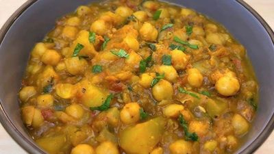 1 கப் சுண்டலும், 1 உருளைக்கிழங்கும் இருந்தா இந்த குருமாவை பண்ணுங்க - மட்டன் குருமா மாதிரியே இருக்கும்