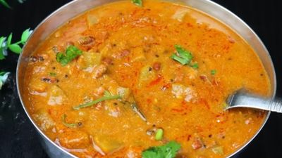 கிராமத்து ஸ்டைல் தட்டப்பயறு சுரைக்காய் குழம்பு - எப்படி செய்றதுன்னு பாத்து செஞ்சு பாருங்க..