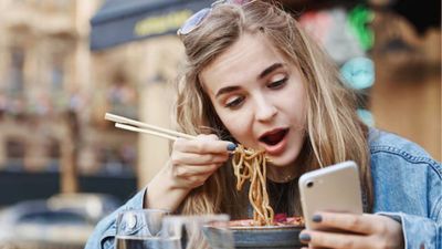  అన్నం తింటూ మొబైల్ చూస్తున్నారా? మీ శరీరంలో ఏం జరుగుతుందో తెలుసా? 