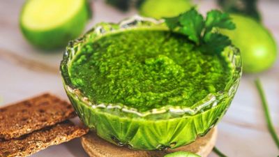 అచ్చమైన పల్లెటూరి స్టైల్ పచ్చి మామిడికాయ చట్నీ..చపాతీ, రోటీ, అన్నం దేనిలోకైనా అదుర్స్!