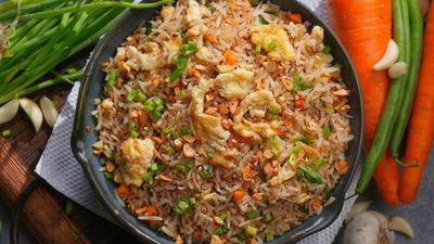 స్ట్రీట్ ఫుడ్ టేస్ట్ ఇంట్లోనే..ఎలాంటి సాస్‌ లు లేకుండానే అదిరిపోయే వెల్లుల్లి కారం ఎగ్ ఫ్రైడ్ రైస్..