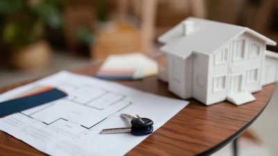 లక్షలు పెట్టి ఇల్లు కొంటున్నారా? ఈ డాక్యుమెంట్లు చూడకపోతే నిలువునా మునిగిపోతారు!