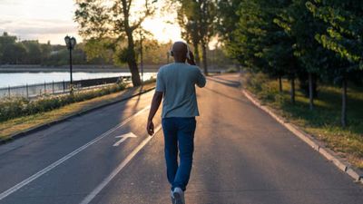 రోజూ 10 వేల అడుగులు పూర్తి చేయాలంటే ఎన్ని కిలోమీటర్లు నడవాలి? ఎన్ని కేలరీలు కరుగుతాయి?