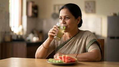 ఎండల వేడిని తట్టుకోవాలా? ఈ చలవ చేసే ఆహారాలు మీకోసం!