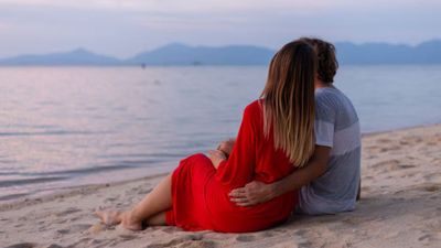 బీచ్‌ లో పట్టపగలే బహిరంగ శృంగారం..తర్వాత ఏమైందంటే..