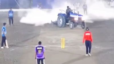 చీఫ్ గెస్ట్‌ గా పిలవలేదని.. క్రికెట్ పిచ్‌ ను ట్రాక్టర్‌తో దున్నేసిన పొలిటికల్ లీడర్..వీడియో చూడండి