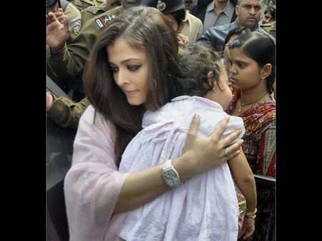 ভিড়ে আগলে