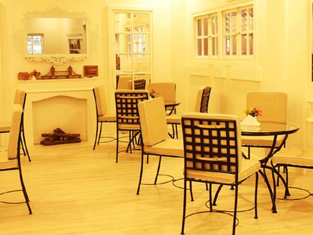 দ্য হোয়াইট রুম