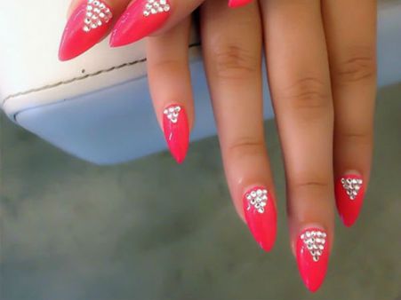 ত্রিভুজাকৃতি নখ