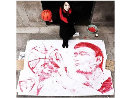 বাস্কেট বলের সাহায্যে আঁকা