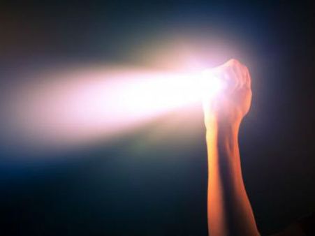 হাতের সামনে ফ্ল্যাশলাইট