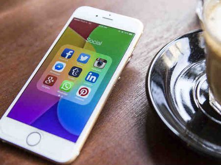 ফোন চার্জ করার জন্য সবসময় একই ব্রান্ডের চার্জার ব্যবহার করতে হবে