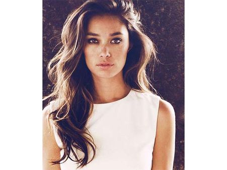 একধারে সিঁথি কেটে খোলা চুল