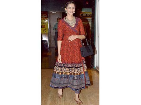 1. ছাপা গুজরাটি রাপ-আপ পোষাক: 