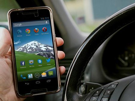 গাড়ি চালানোর সময় মেসেজ করবেন না: