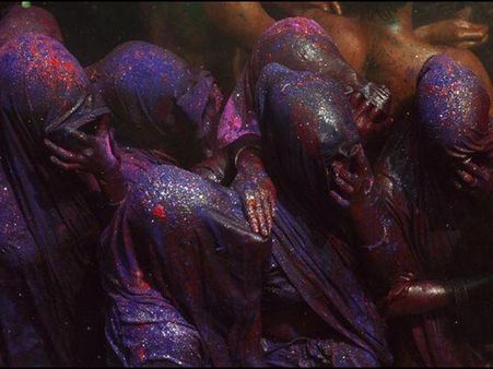 ২. চোখতে ঢেকে রাখবেন: