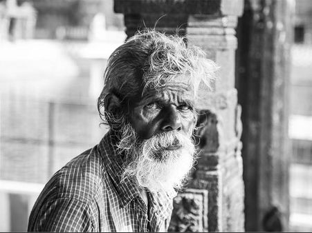 রেখাগুলি একে-অপরের সঙ্গে লেগে রয়েছে: