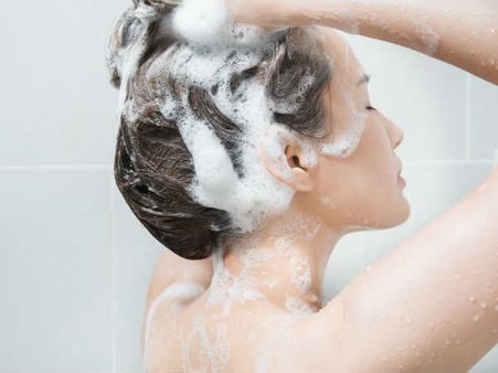 ১. আপনার চুলের জন্য সহায়ক শ্যাম্পু ব্যবহার করতে হবে: