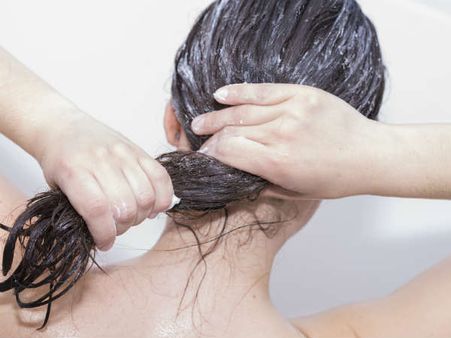 ৫. বেশি মাত্রায় শ্যাম্পু ব্যবহার একেবারেই ভাল নয়: