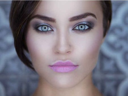 ৬. চোখের রং ধূসর হলে :