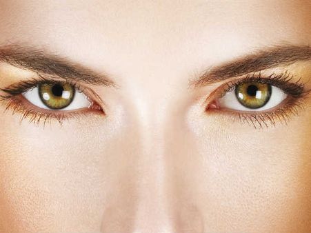 ৪. চোখের রং যখন রুপোলী :