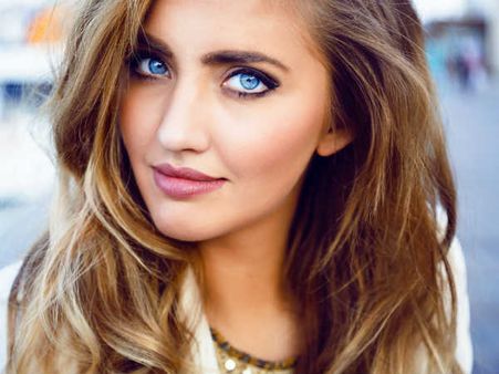 ২. নীলাভ রঙের হলে: