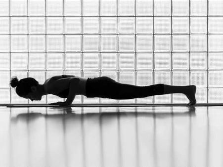 ৭. চতুরাঙ্গ দন্ডাসন (লো প্ল্যাঙ্ক): 