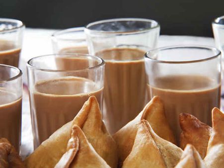 ৩. চায়ের সঙ্গে দেদার চলে ভাজাভুজি খাওয়া: