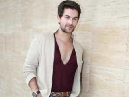 ২. নীল নিতিন মুকেশের লাইট ম্যান: