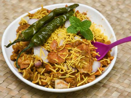 ৫. ঘটি গরম বা ঐ জাতীয় কোনও ভুজিয়া: