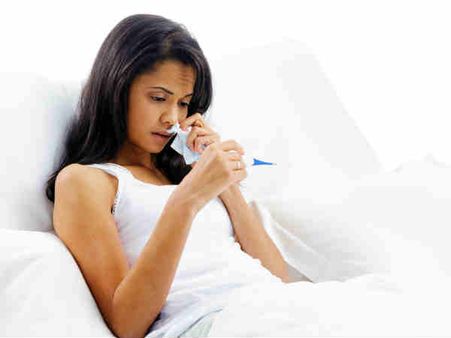 ২. ঠান্ডা লাগা এবং গলা ব্যথার প্রকোপ কমায়: