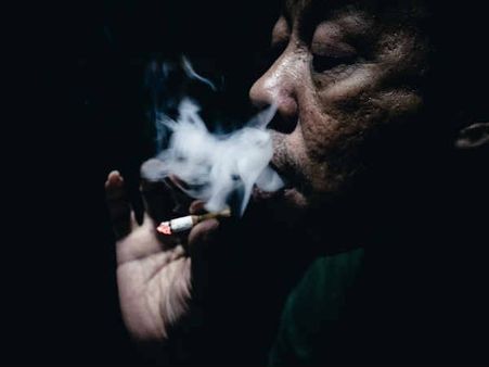 ২. ধূমপান ছাড়তে হবে: