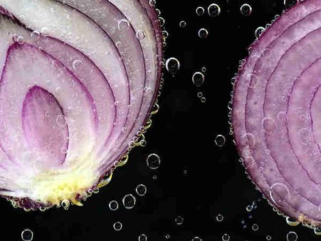 ৪. চুল সাদা হয় না: