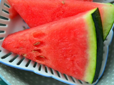 ২. তরমুজ খাওয়া শুরু করুন: