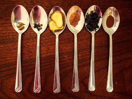 ১. আদা-এলাচ চা: