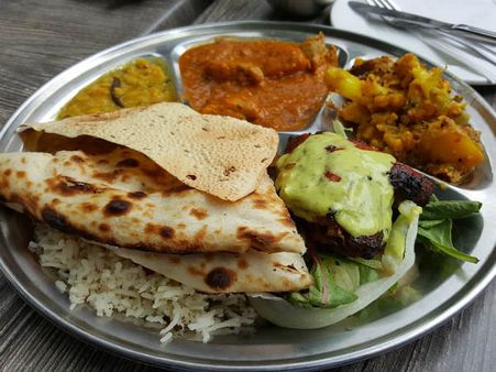 ১. প্রোটিন, ফাইবার এবং উপকারি ফ্যাট খেতে হবে: