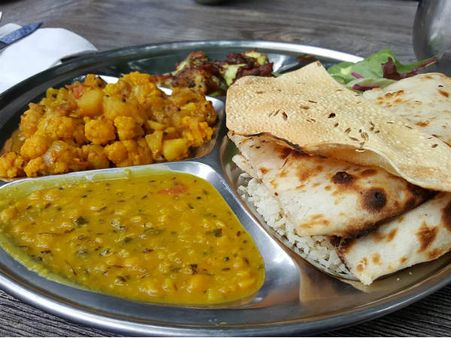 ২. খাবার খান মন দিয়ে: