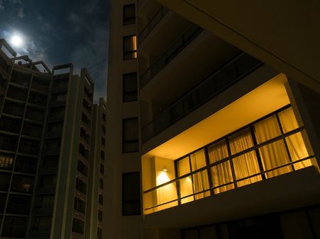 ২. অনেক রাত অবধি জেগে থাকা: