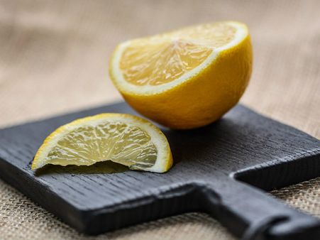 ১. ভিটামিন সি সমৃদ্ধ খাবার বেশি করে খেতে হবে: