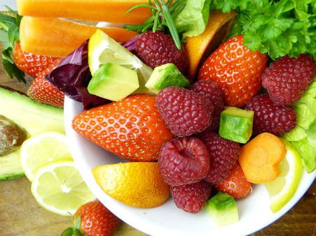 ২. সবজি এবং ফল খেতে হবে: