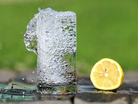 ১. লেবুর রসের সঙ্গে অল্প গরম জল: