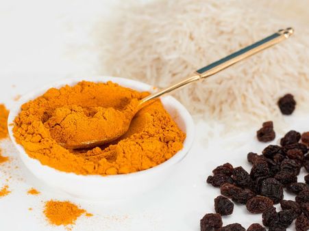 ৪. হলুদ এবং তেল: