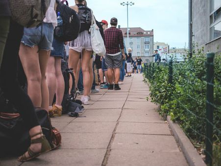 ৩. লাইনে বেশিক্ষণ দাঁড়াতে পারেন তো?