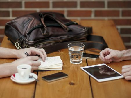 ১. অফিসের ব্যাগ বইতে পারেন তো?